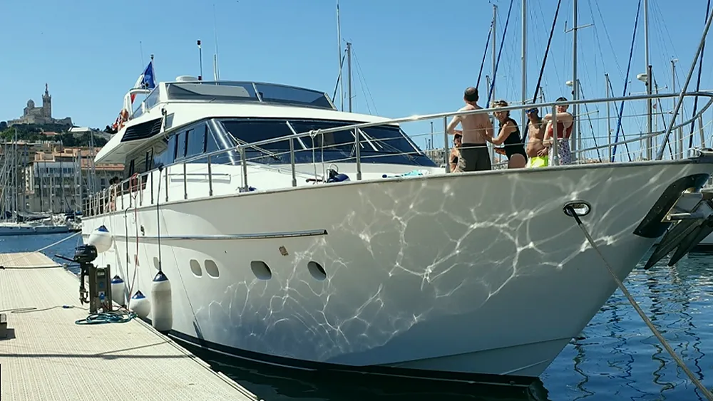 Familia disfrutando de un alquiler de barco en Premià de Mar